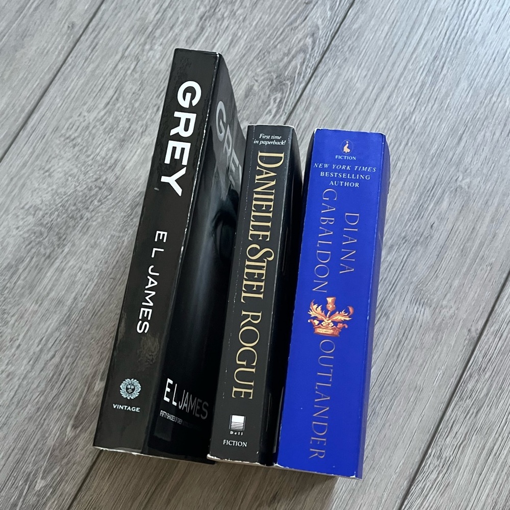 3 novel bundle: Outlander, Rogue and Grey. - Picture 4 of 13